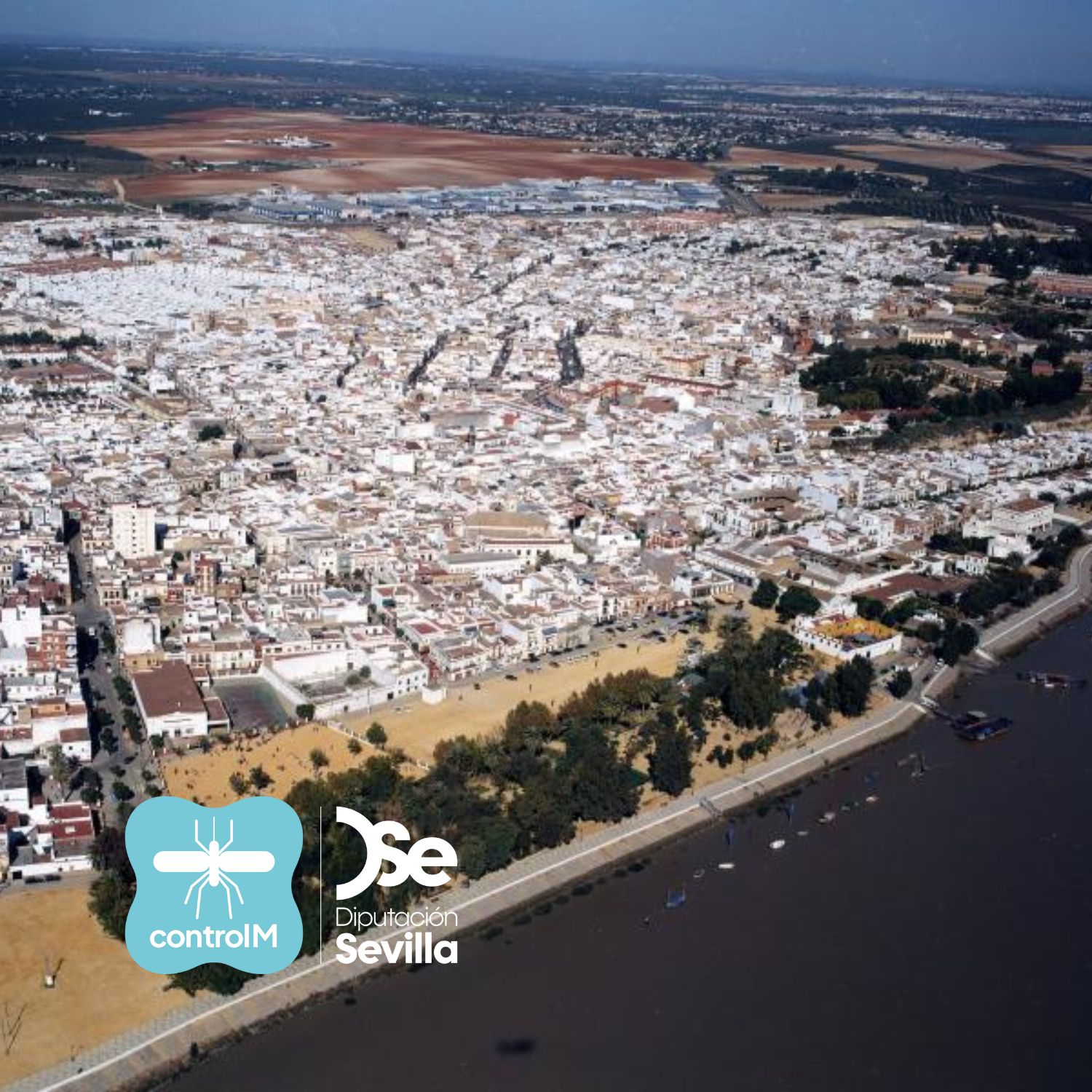 Imagen aérea del municipio de Coria del Río en la que se aprecia gran parte de la población junto al río Guadalquivir