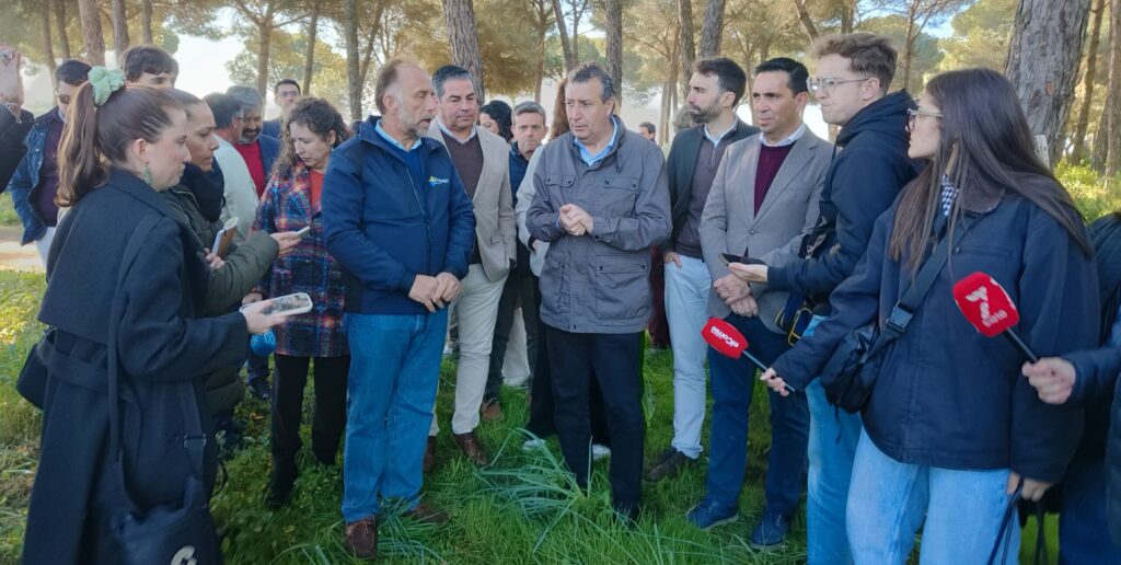Visita del presidente de Diputación de Sevilla y alcaldes a la Laguna de San Lázaro
