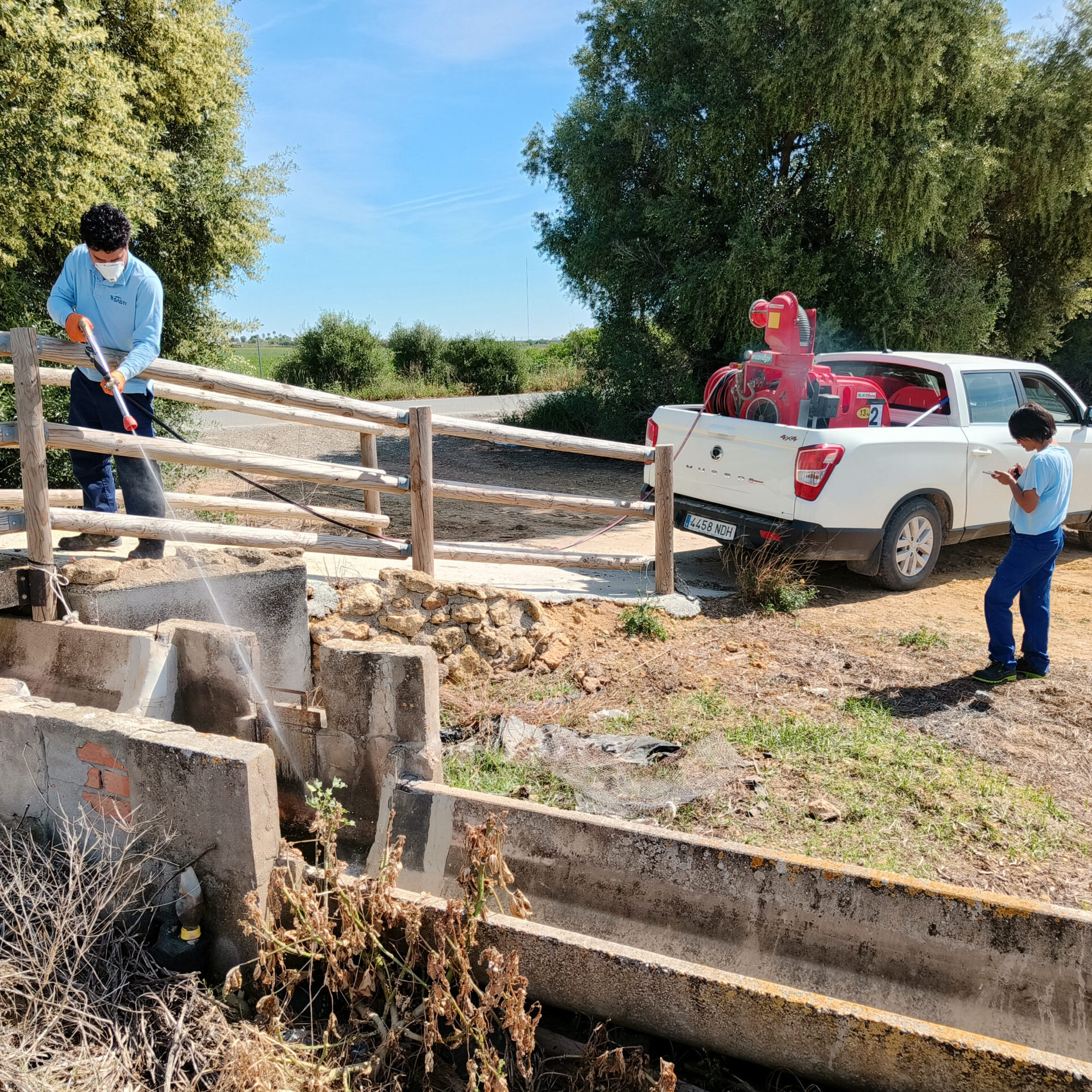 Equipo control mosquitos en Sevilla