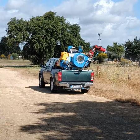 Vehículo tratando con cañón nebulizador contra el mosquito adulto